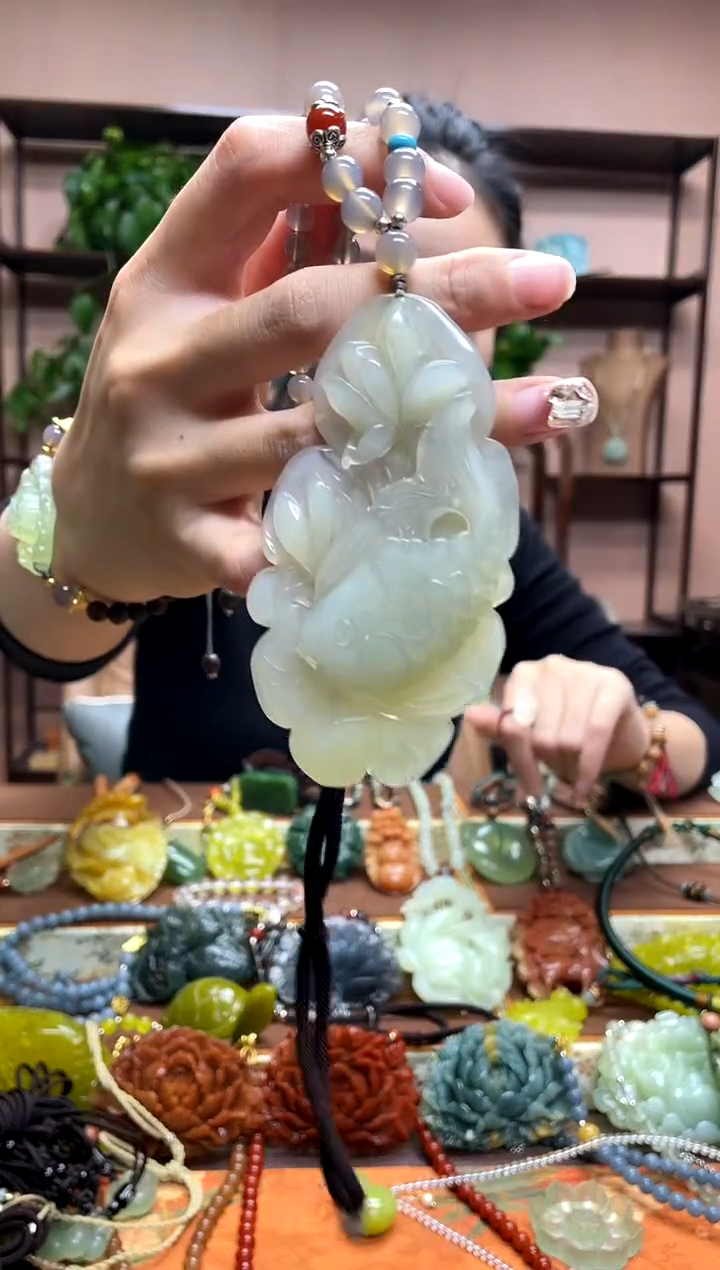 未镶嵌岫玉颈饰·