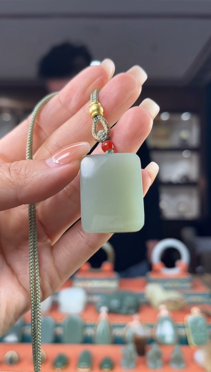 颈饰未镶嵌和田玉佩佩