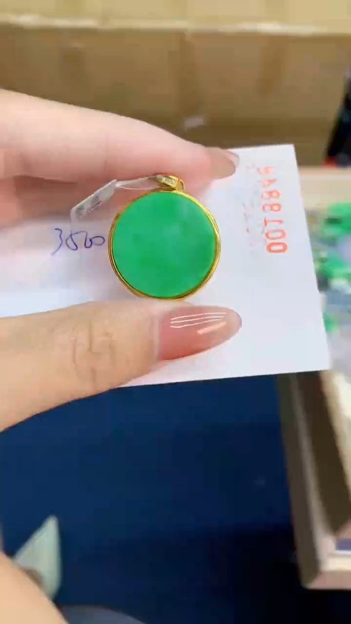 翡翠未镶嵌颈饰           1