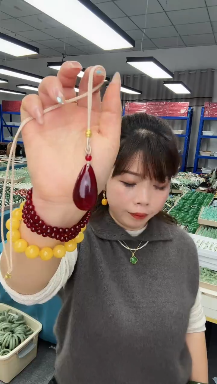 血珀颈饰未镶嵌大水滴吊坠