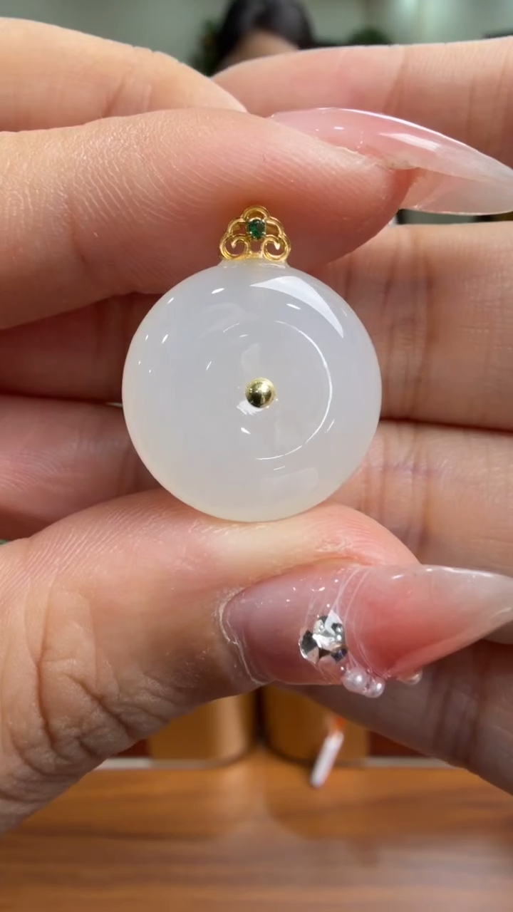 颈饰18K金镶嵌和田玉挂件