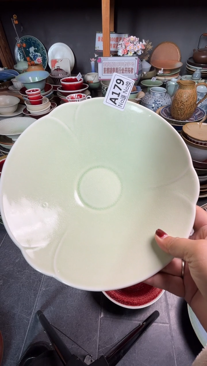 瓷片乔**喽a179春草绿荷口盘微瑕