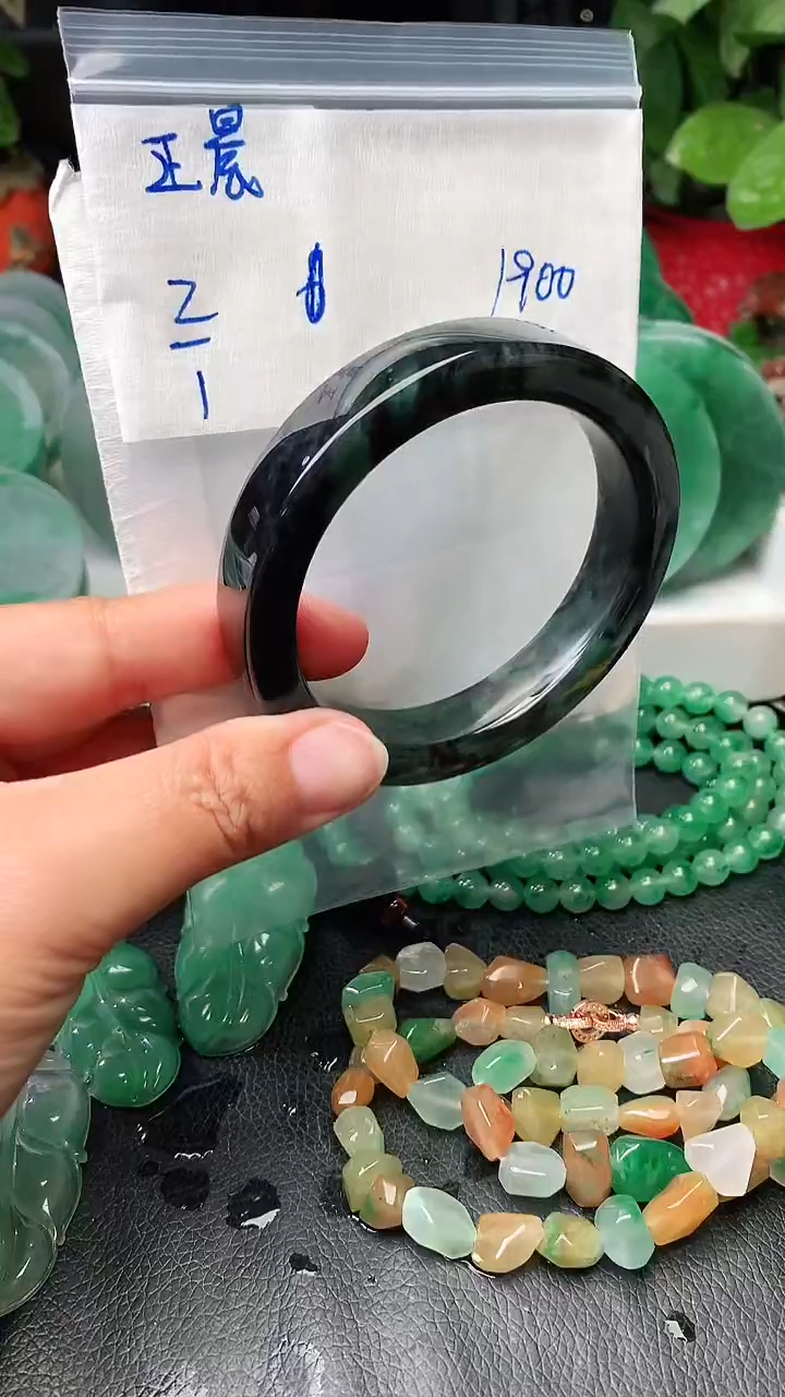 定制石英质玉（非洲翠）正**茶手镯