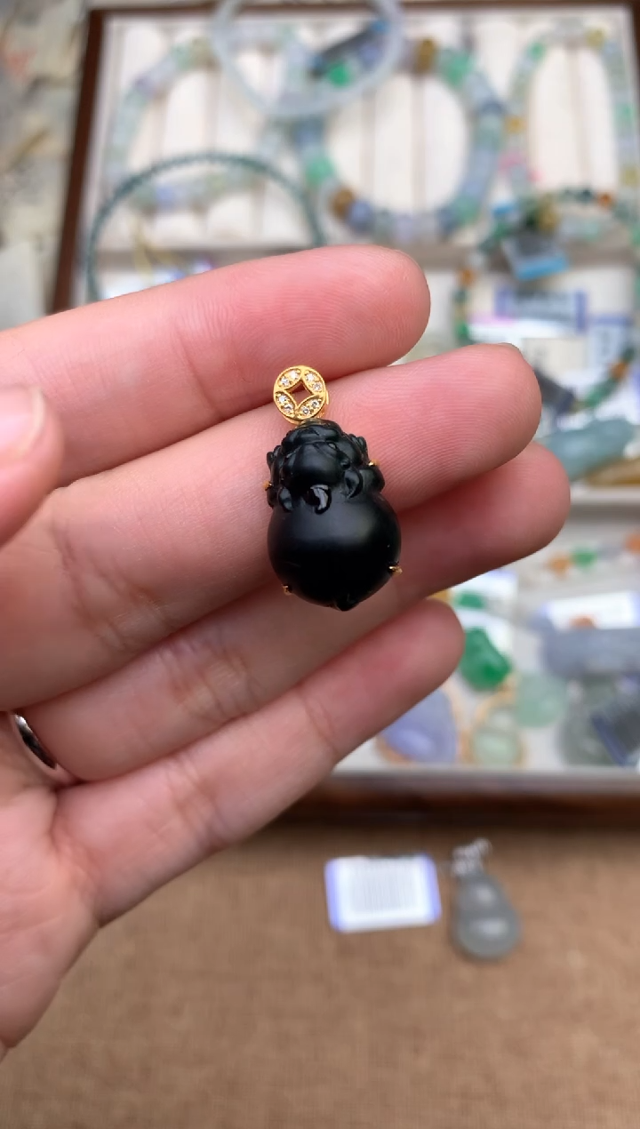 18K金镶嵌挂件翡翠一