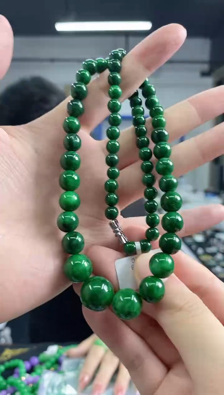 翡翠未镶嵌颈饰闪购链接多样性发其一，颜色微差