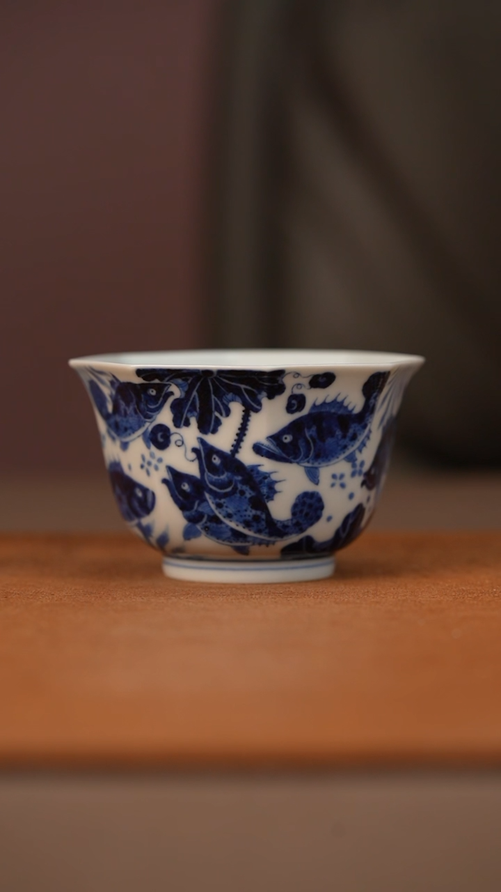 又见春风鱼藻纹八方杯