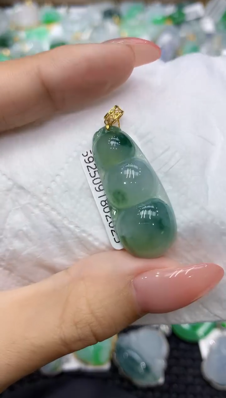 颈饰18K金镶嵌翡翠111111111111