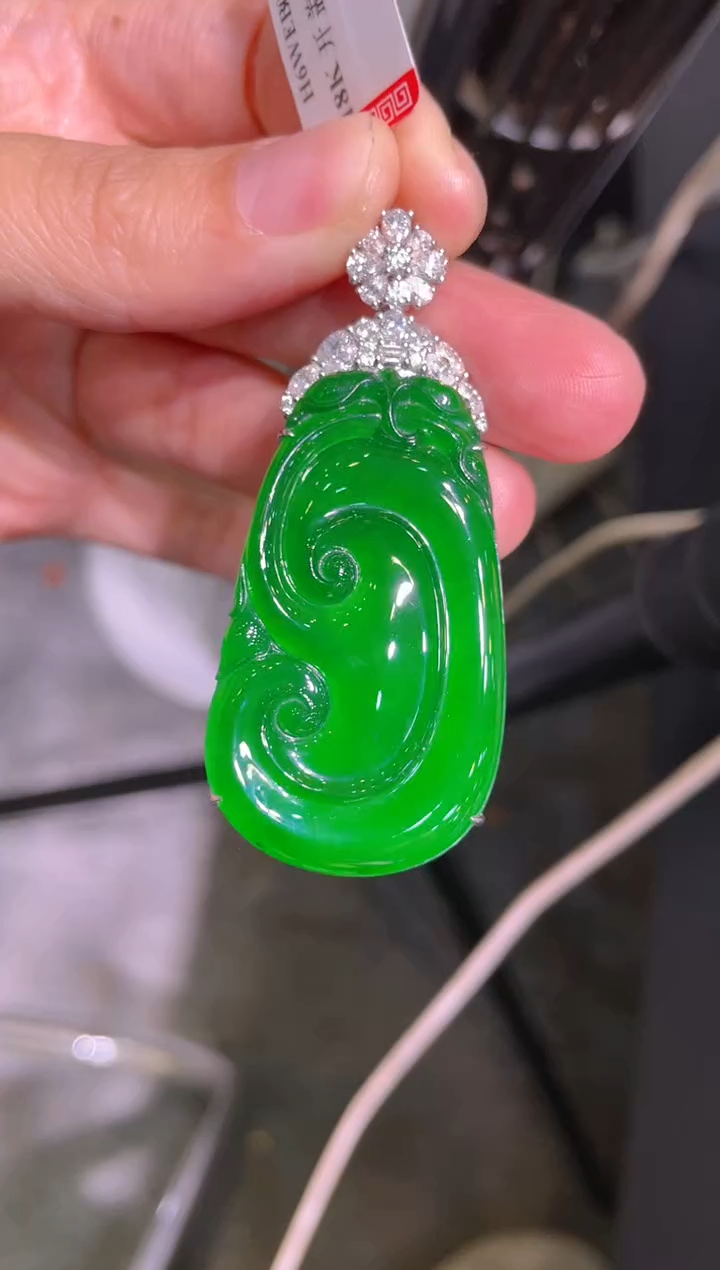 【闪购商品】翡翠吊坠(赠链)18K金镶嵌A66