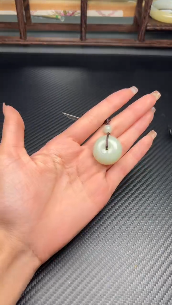 吊坠(赠链)未镶嵌和田玉且末微色差近矿平安扣J