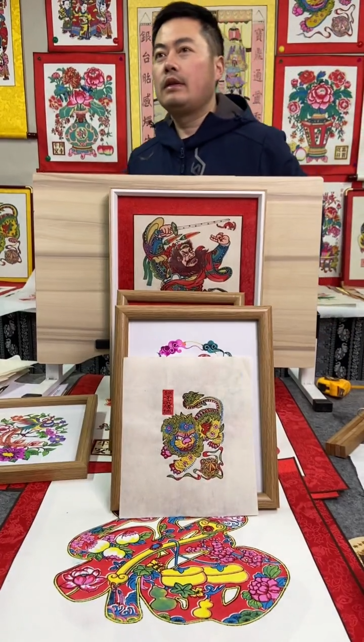 【闪购商品】摆台狮子绣球红凌布手工制作精品年画