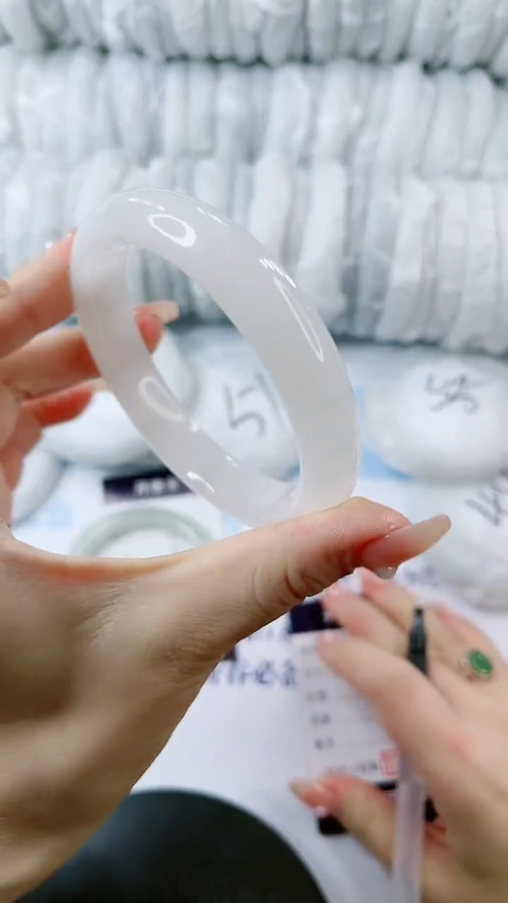 【闪购商品】石英质玉手镯未镶嵌1035052739-62多样性发货