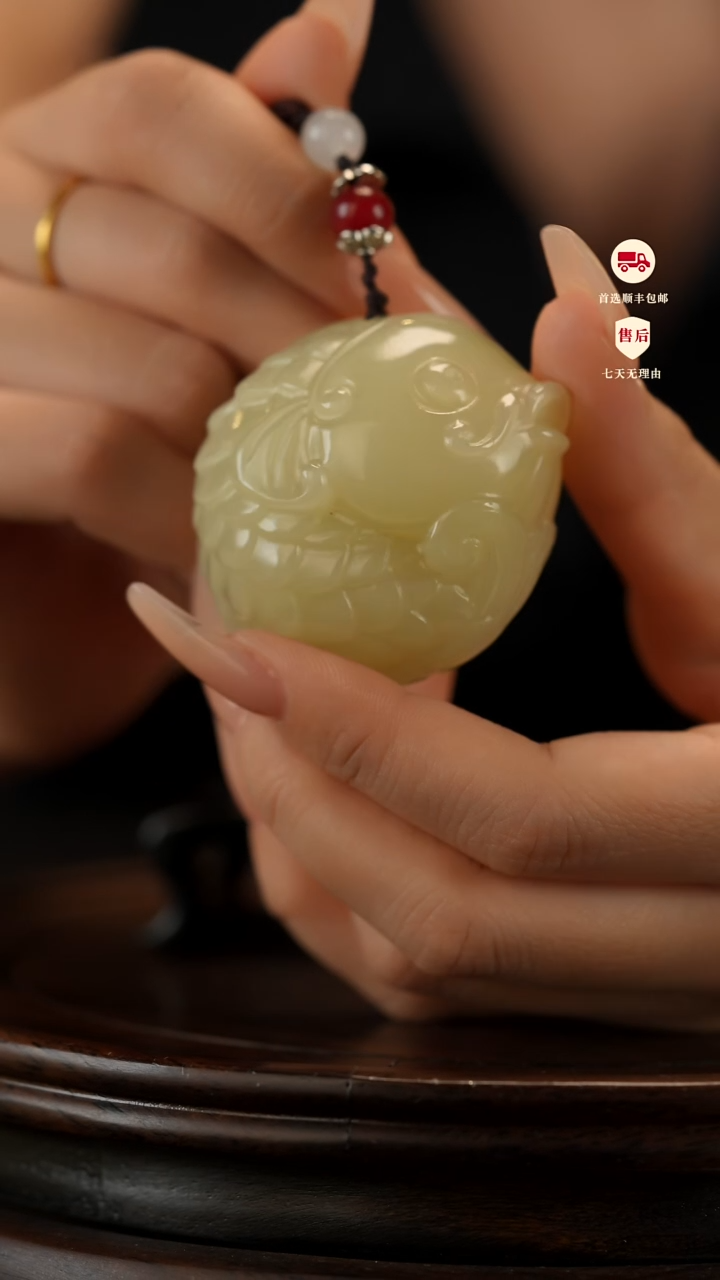 云南石竹叶青雕刻：年年有余手把件挂件