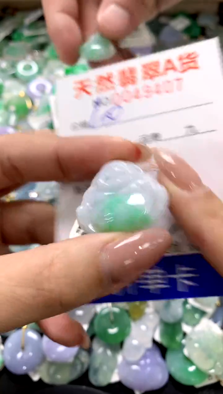 颈饰18K金镶嵌翡翠1111111111111111