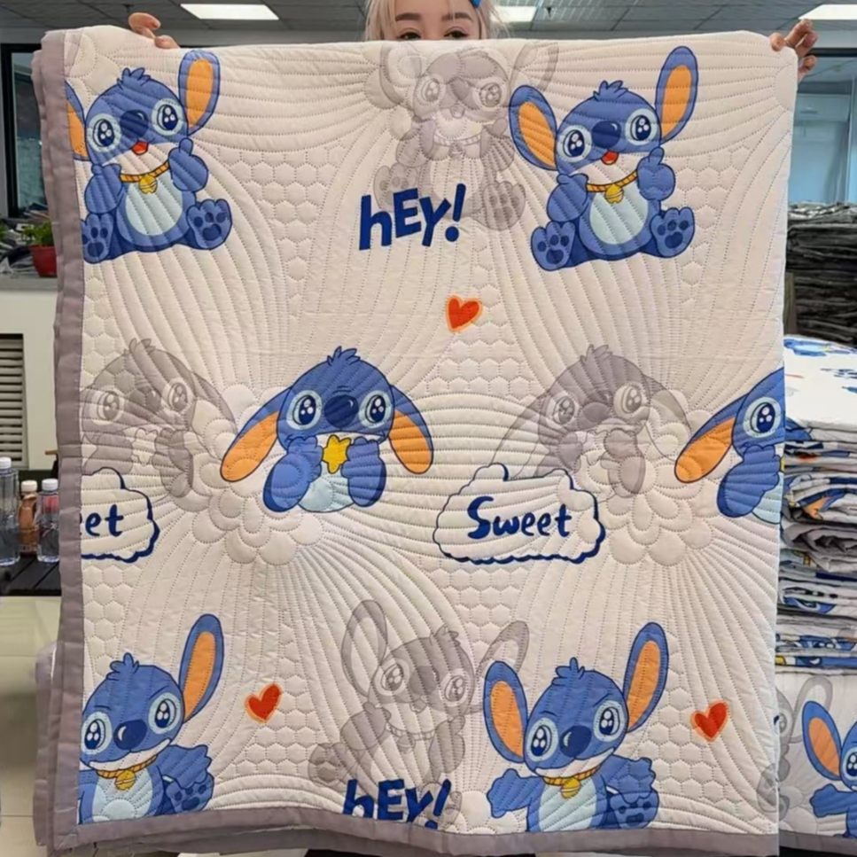 百搭款蓝色大耳鼠床盖（图案随机）