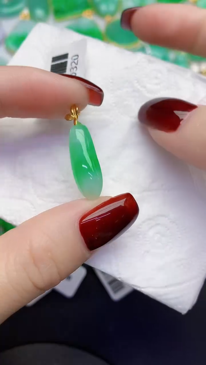 颈饰18K金镶嵌翡翠缅甸天然翡翠A货