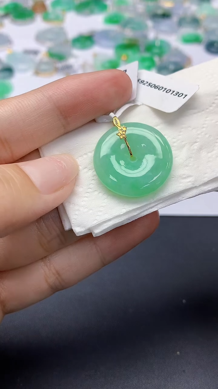 翡翠18K金镶嵌颈饰天然缅甸a货翡翠