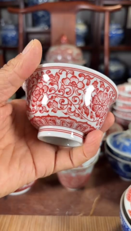 柴窑釉里红缠枝莲杯杯