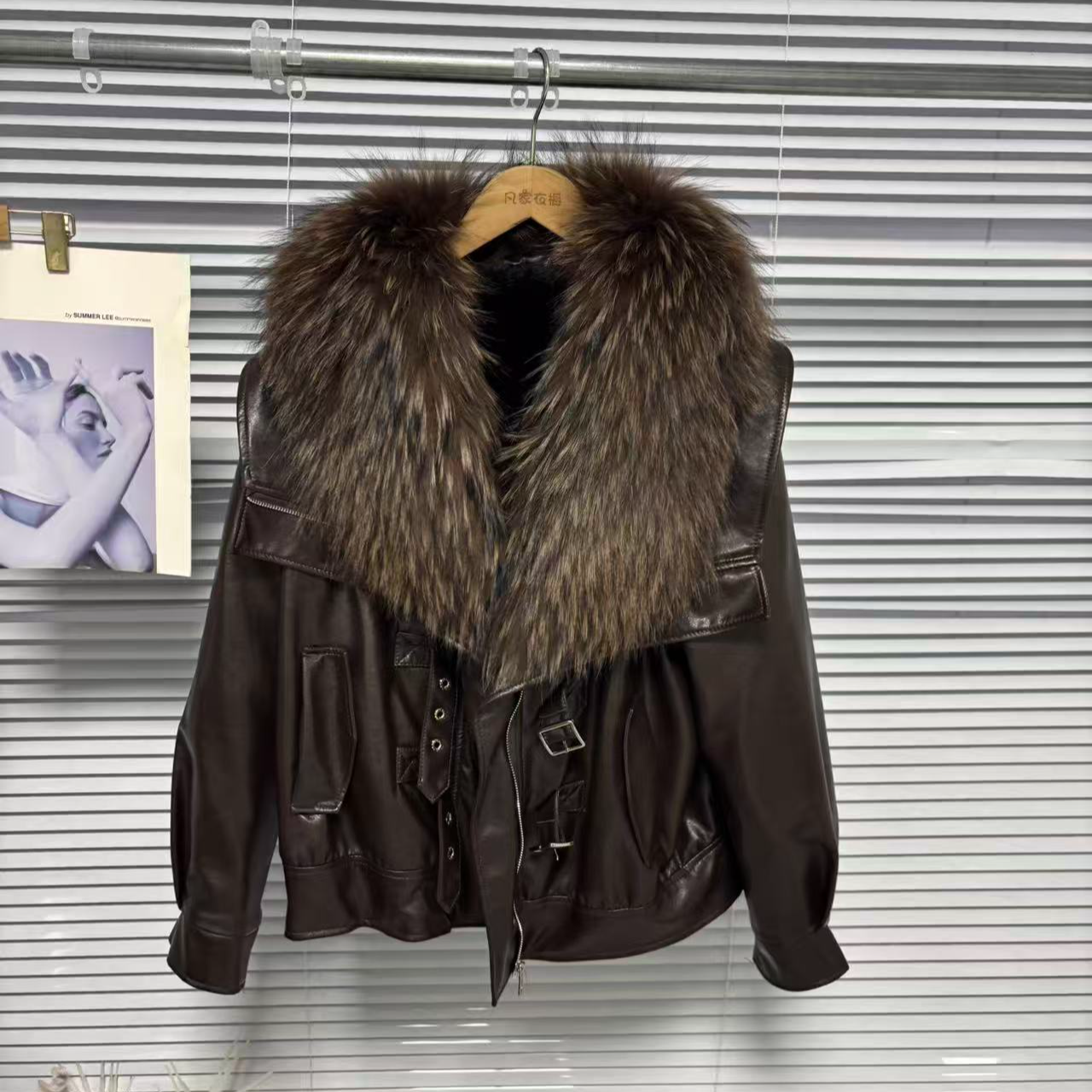 1822（安言服饰）新款时尚洋气加绒加厚保暖貉子毛领蛋白皮气质外套