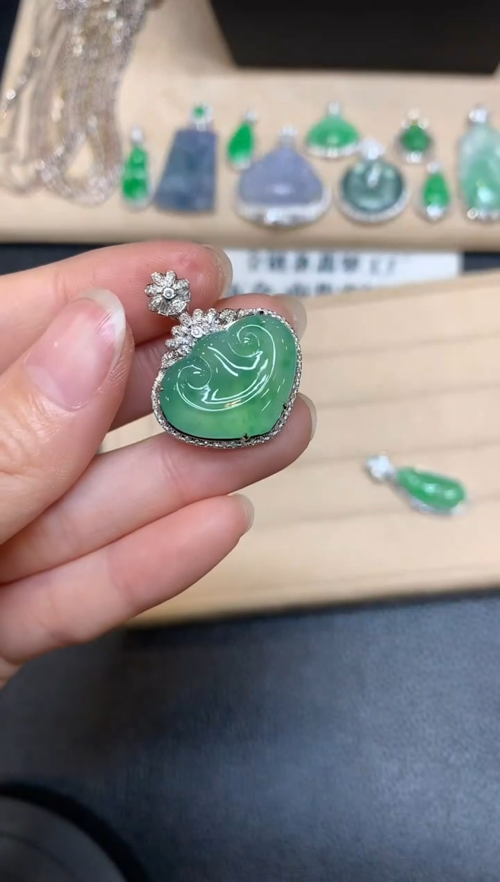 【闪购商品】翡翠颈饰18K金镶嵌如意【无服务费