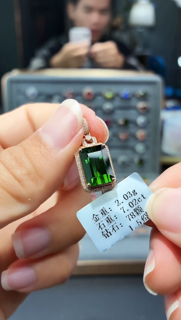 颈饰18K金镶嵌碧玺7.02.