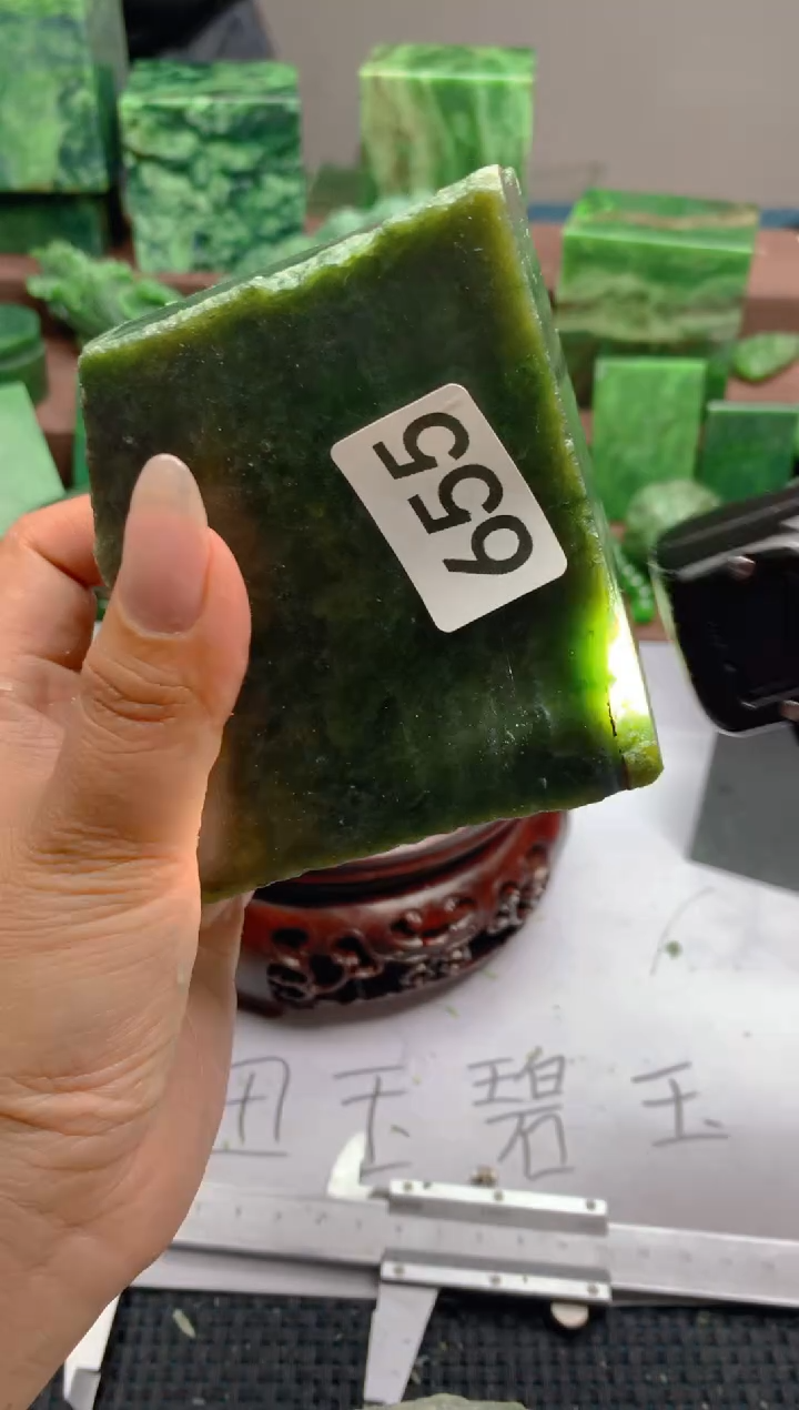 和田玉（碧玉）未镶嵌珠宝半成品1