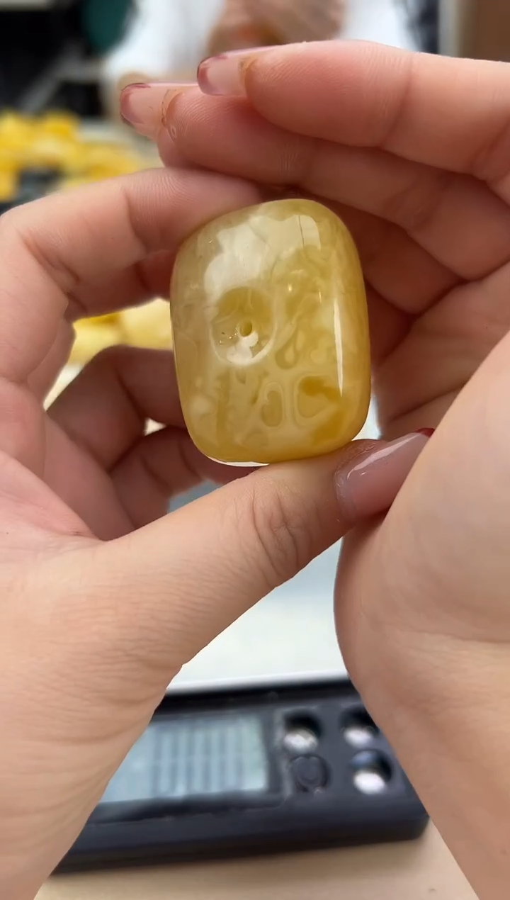 【闪购商品】琥珀裸石未镶嵌蜜蜡吊坠