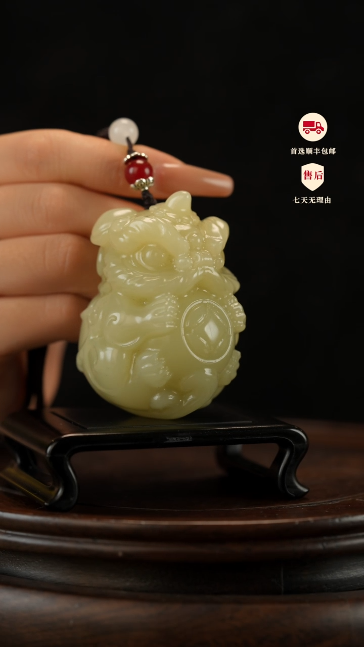 云南石竹叶青雕刻：醒狮抱球手把件