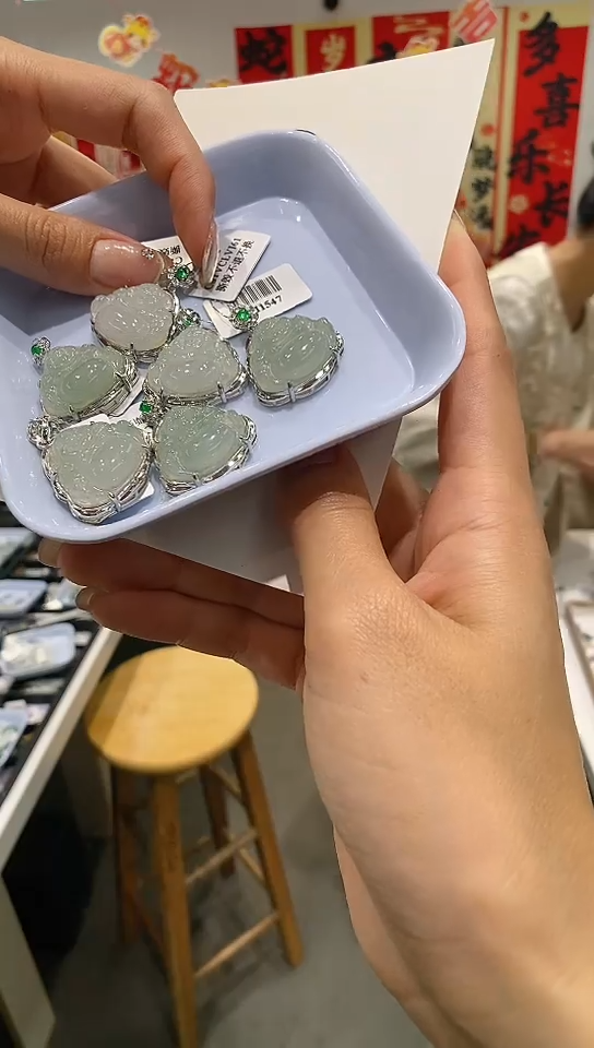 【闪购商品】翡翠吊坠(赠链)未镶嵌佛公 多样性发其一