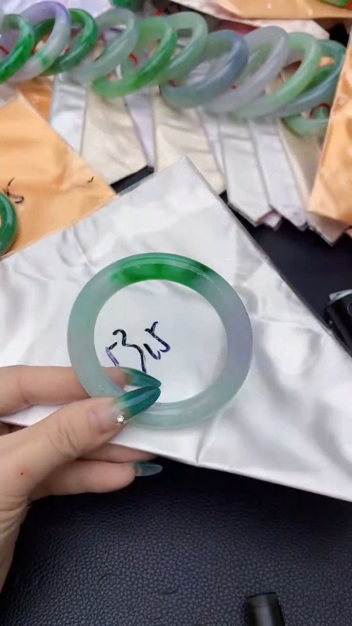 【闪购商品】翡翠手镯未镶嵌1018394177