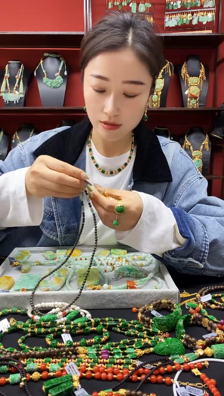 颈饰未镶嵌翡翠吊坠