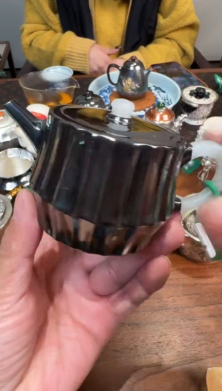 -'寸发标 手作玄紫菊瓣莲拖壶