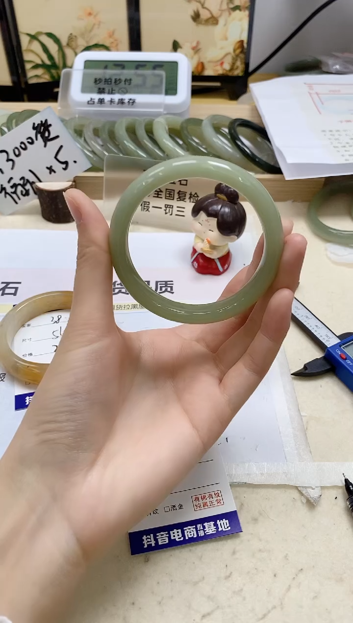 【闪购商品】石英质玉未镶嵌手镯39/56.7