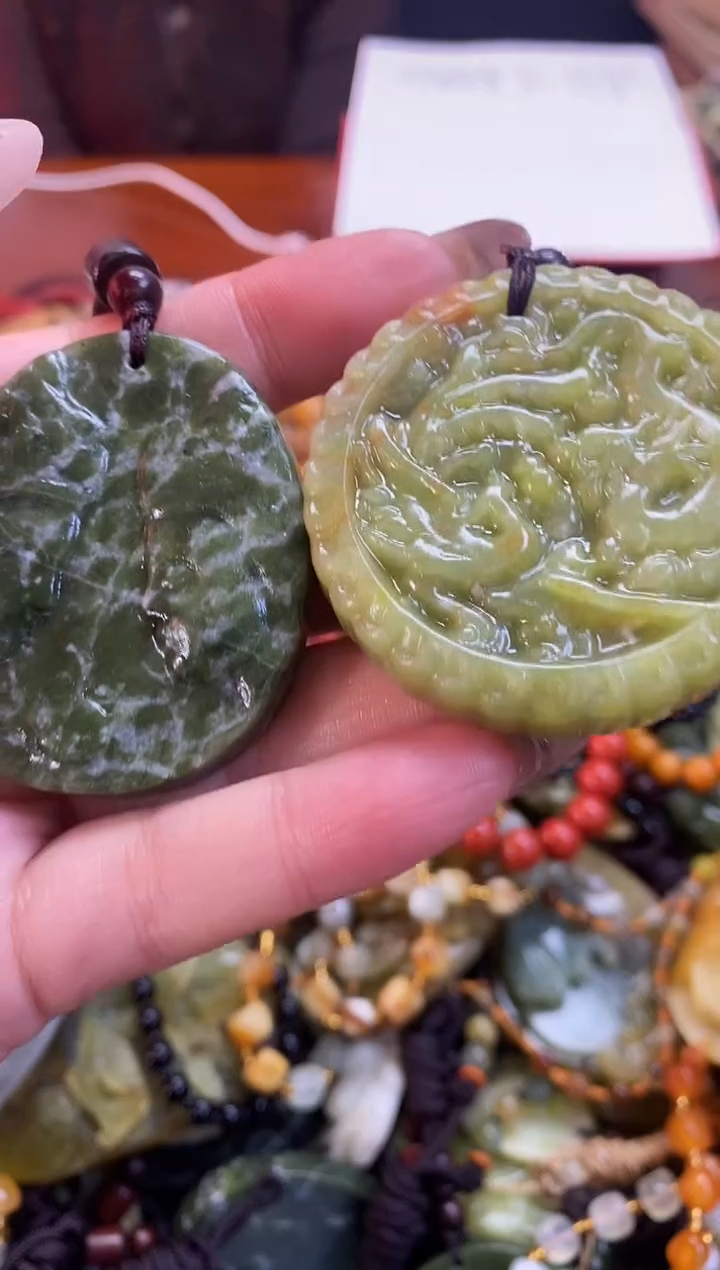 未镶嵌蛇纹石玉吊坠拍一发二