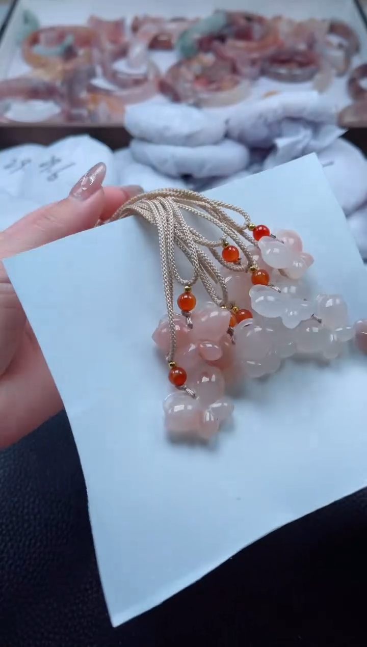 【闪购商品】石英质玉手镯未镶嵌蝴蝶