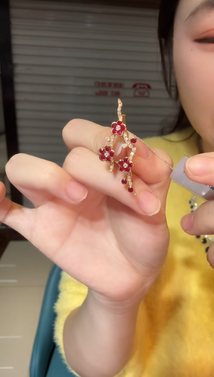 铂Pt950镶嵌胸饰红宝石1.23ct