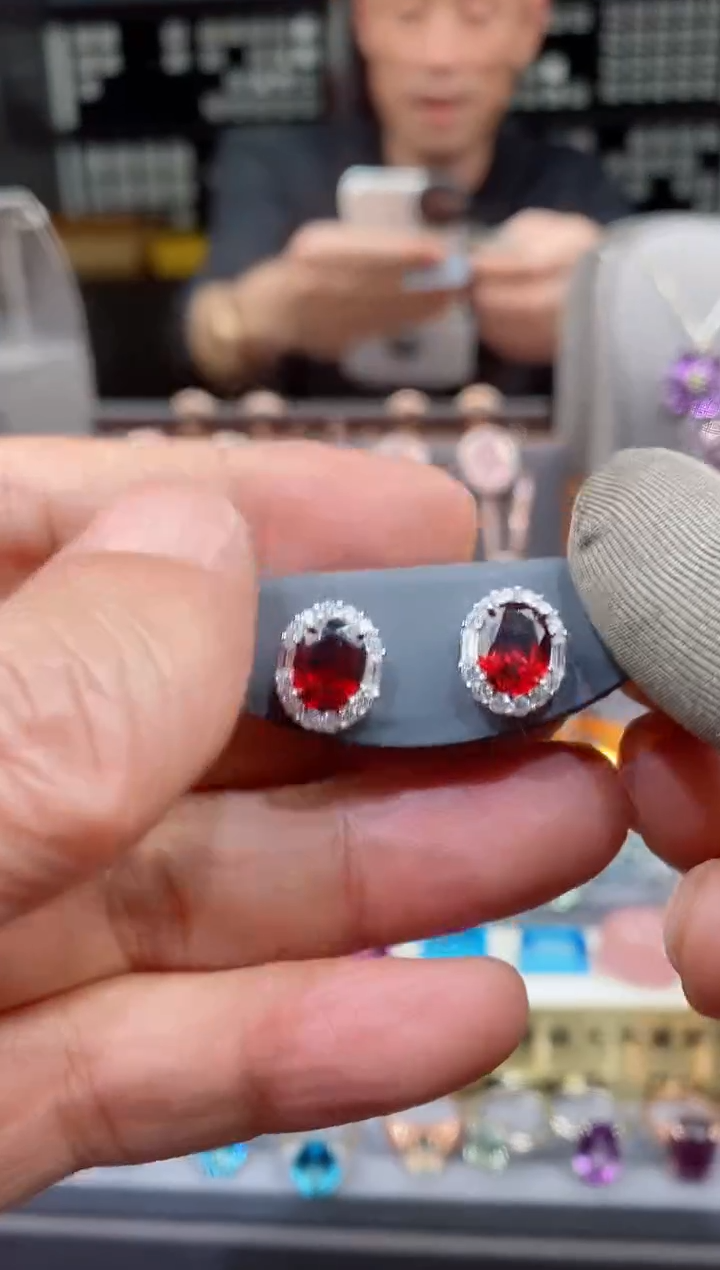 【闪购商品】石榴石耳钉银S925镶嵌石榴石耳钉