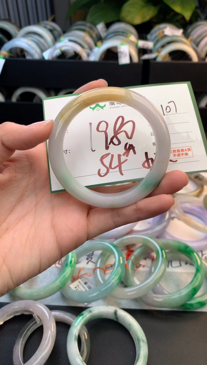 未镶嵌定制翡翠毛货需精细抛光+多人