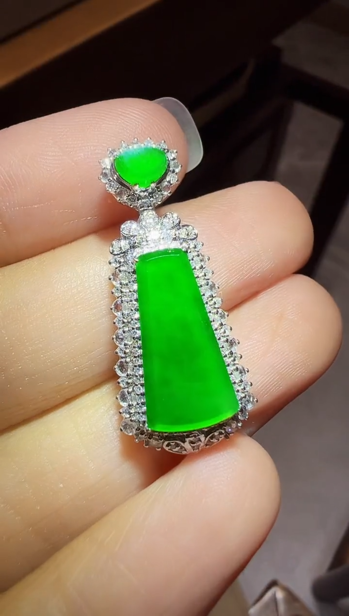 颈饰18K金镶嵌翡翠无事牌