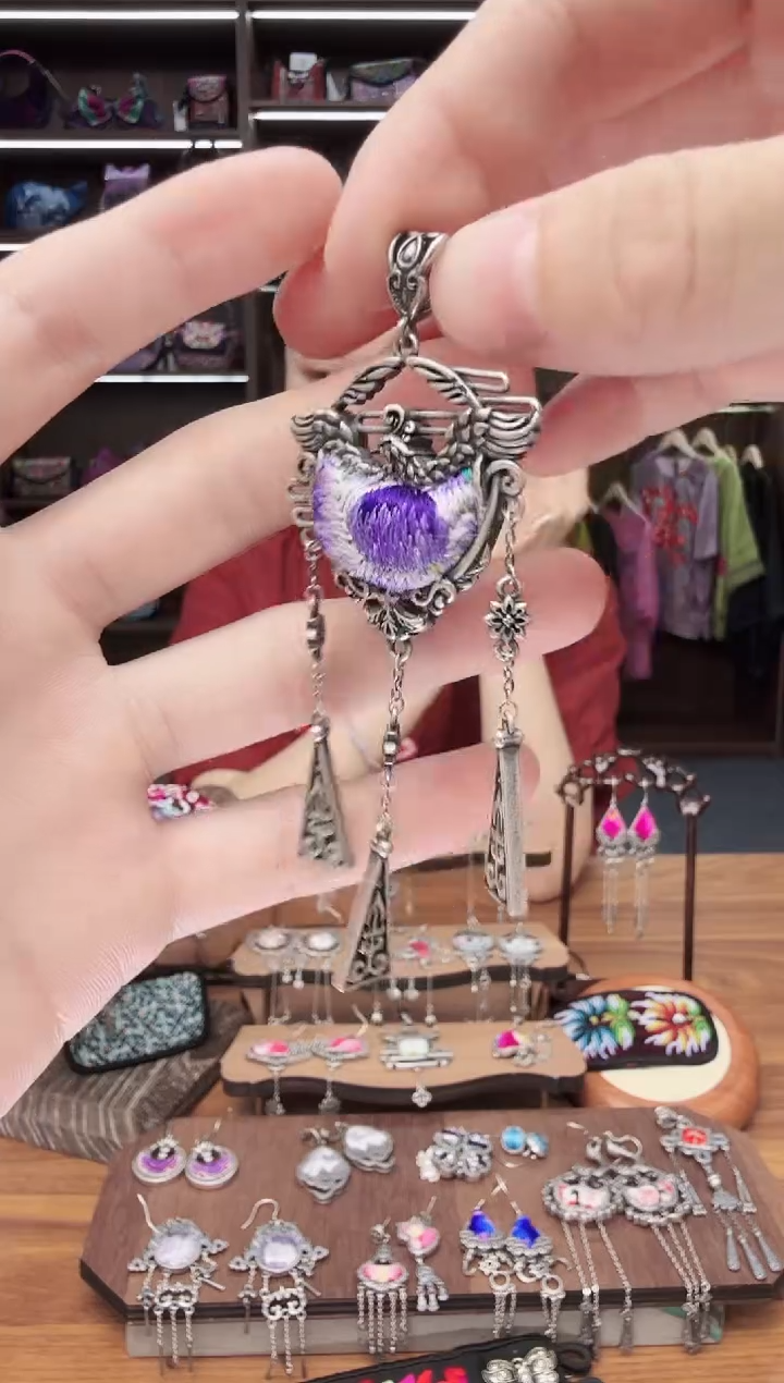 织绣125蒙阿苏苗绣传承店