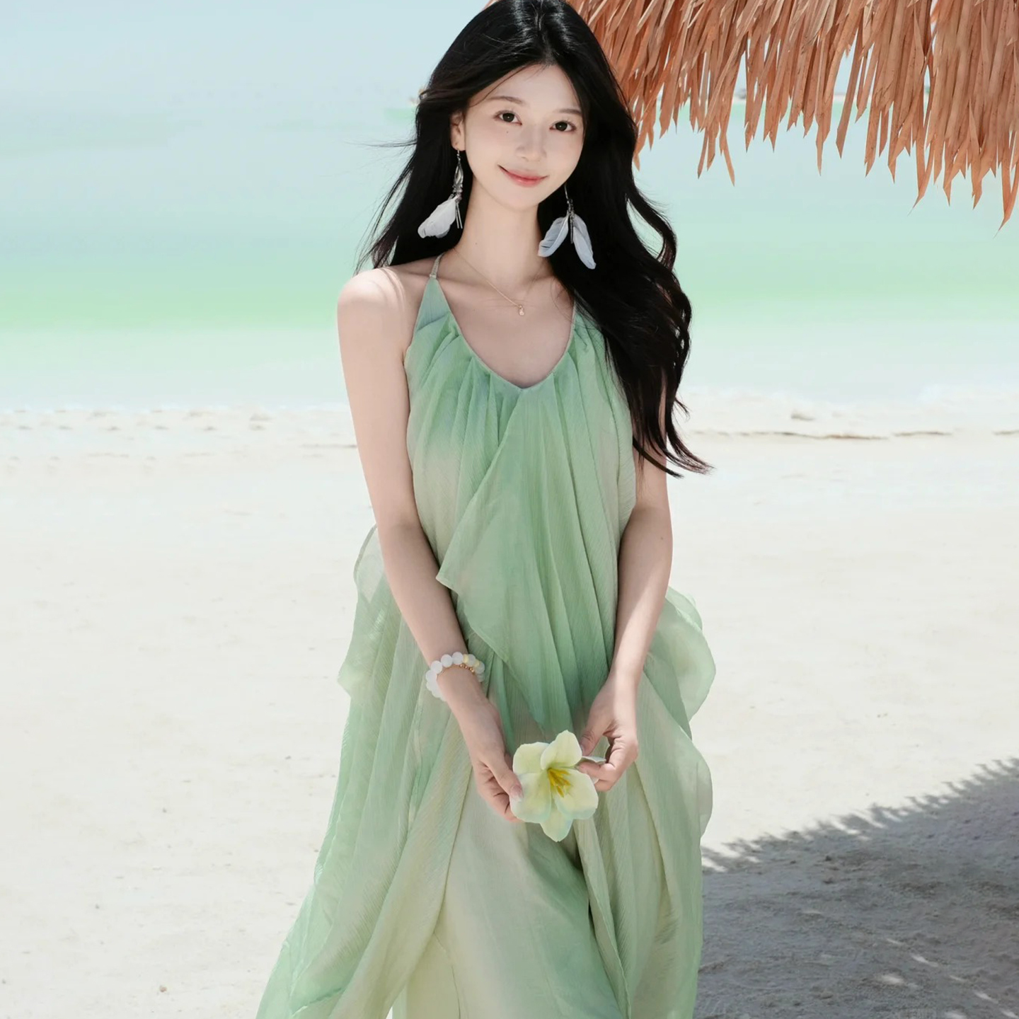 大西北青海湖旅游度假绿色挂脖吊带连衣裙女性感露背宽松弛感长裙