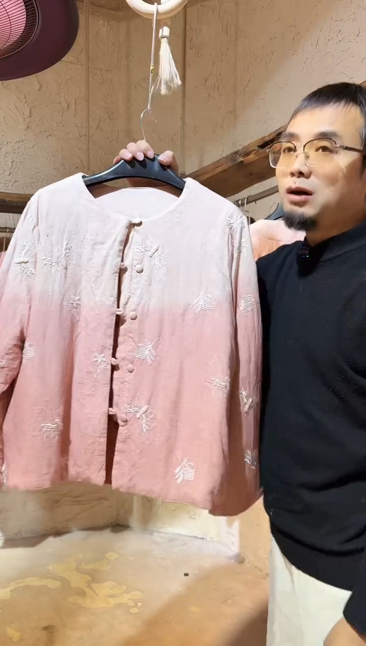 薯莨植物染小花刺绣棉服