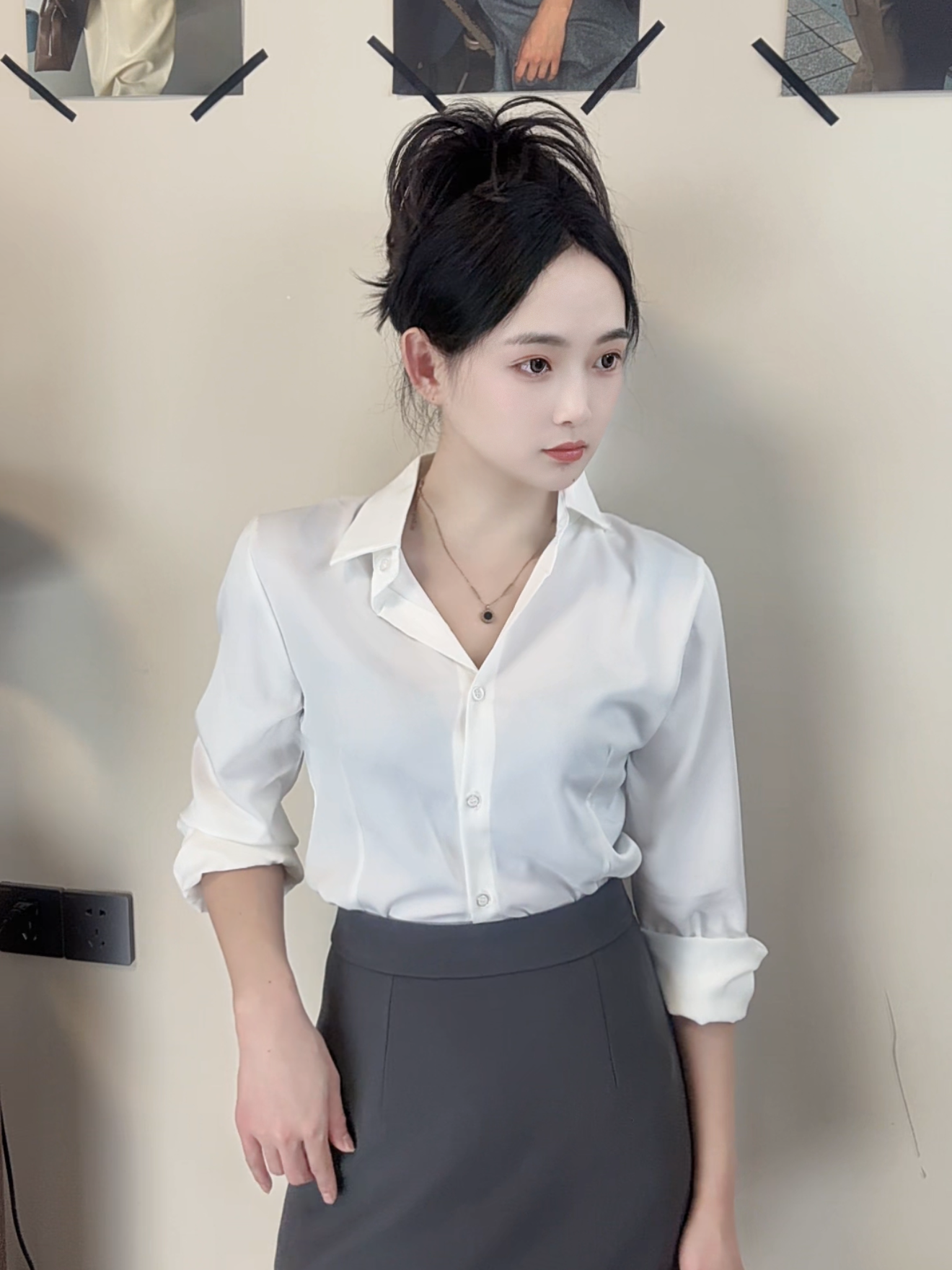 白色V领缎面衬衫女春秋新款高级感水光通勤翻领长袖衬衣职业正装