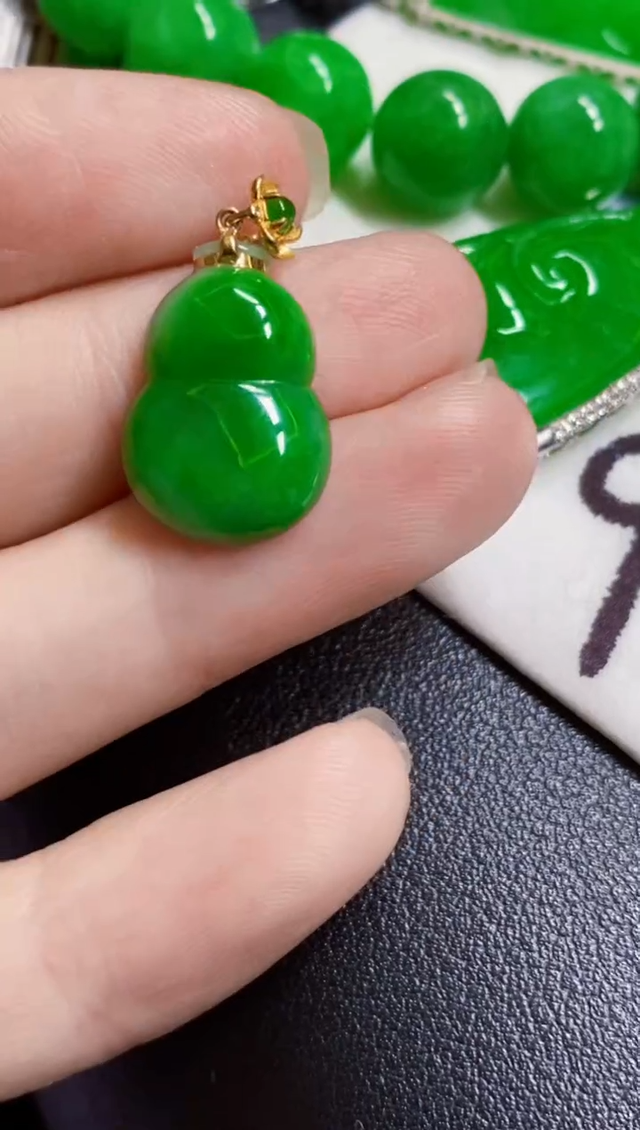 颈饰18K金镶嵌翡翠葫芦