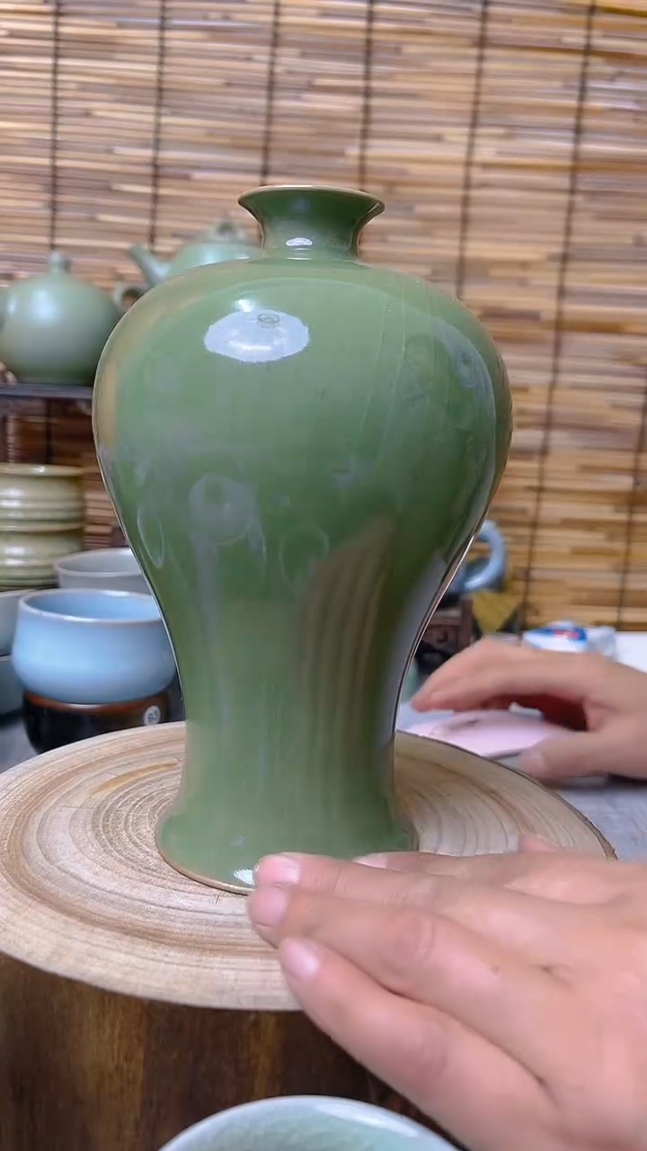 【闪购商品】瓷片原生态原矿葱绿梅瓶