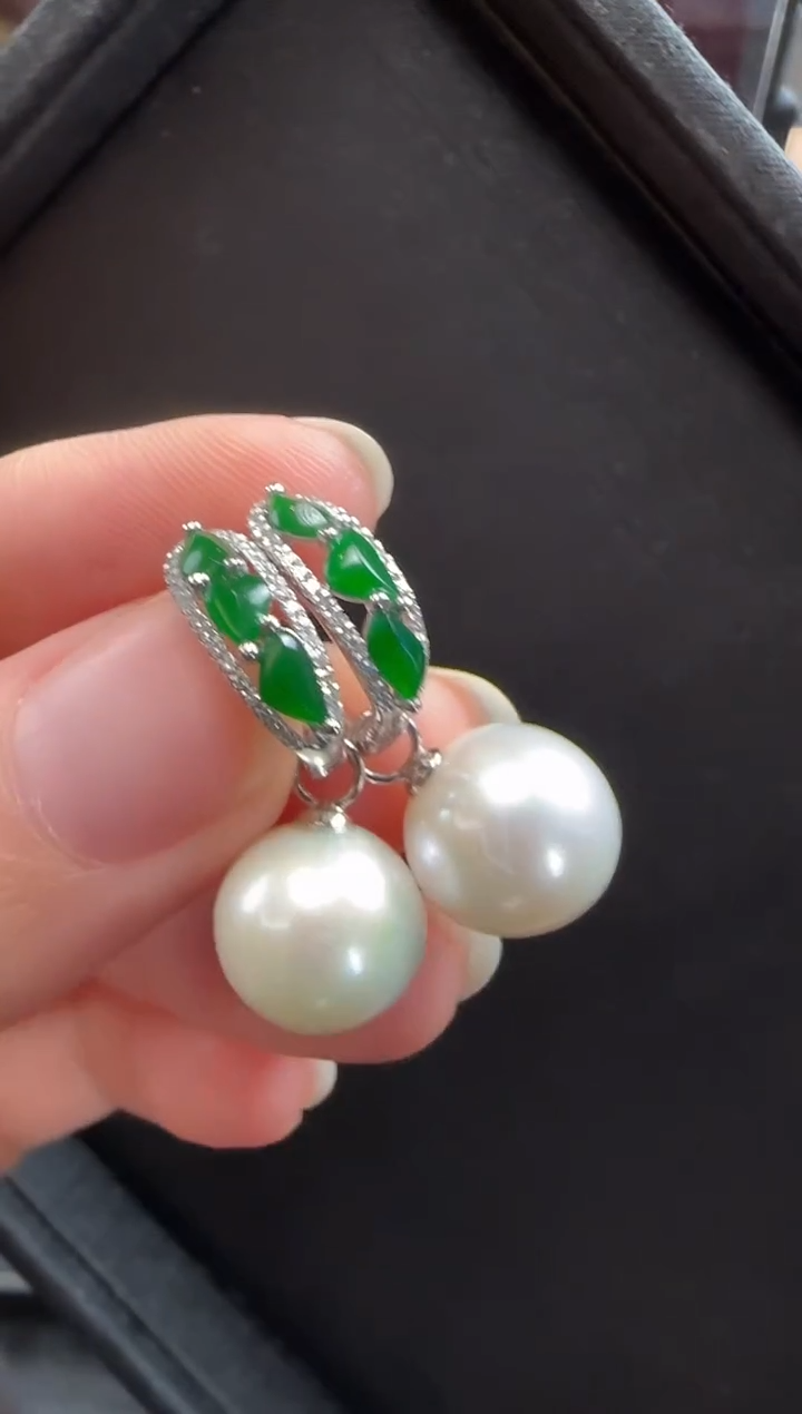 18K金镶嵌翡翠耳饰402随形一对