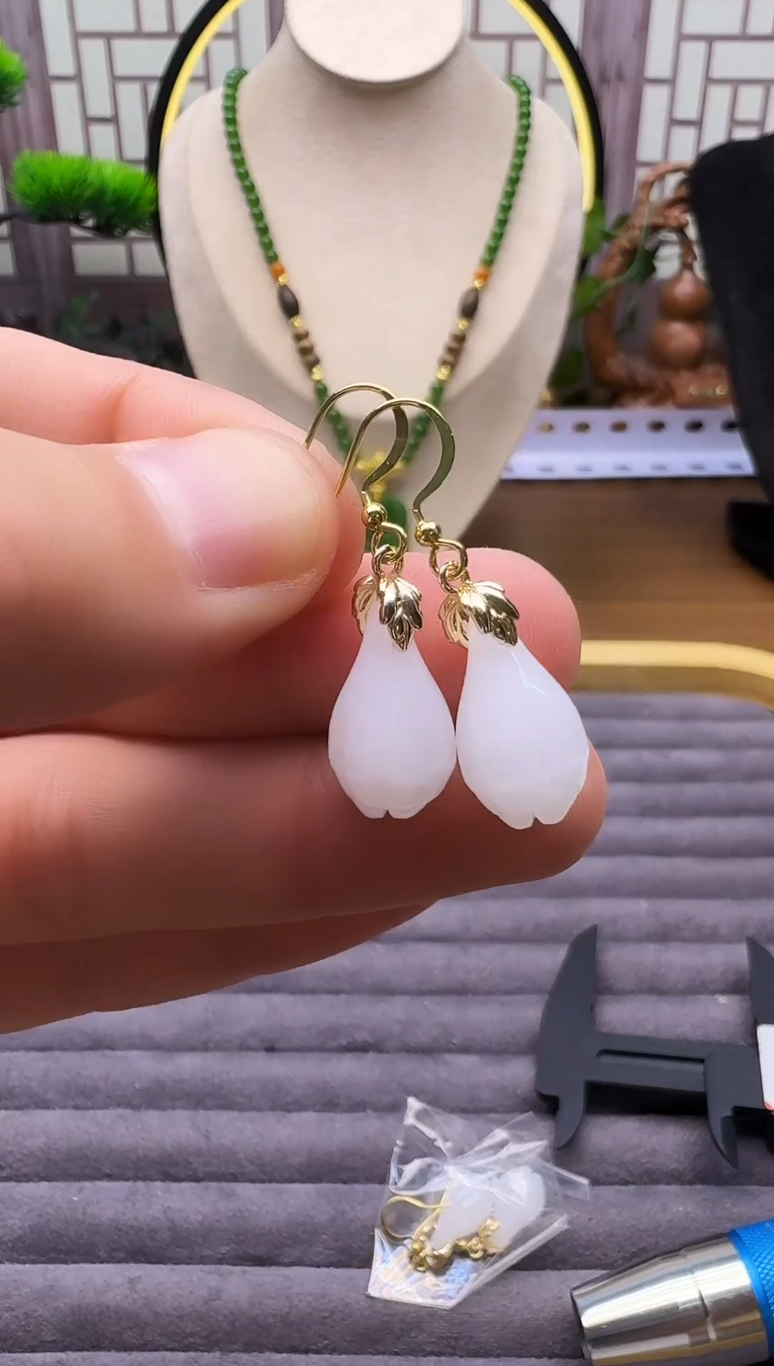 14K金镶嵌和田玉耳饰E162      