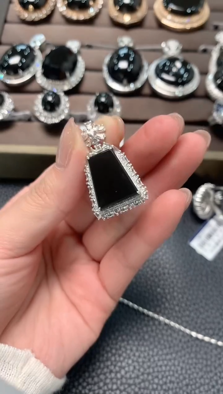 【闪购商品】翡翠吊坠(不含链)18K金镶嵌A37翡翠