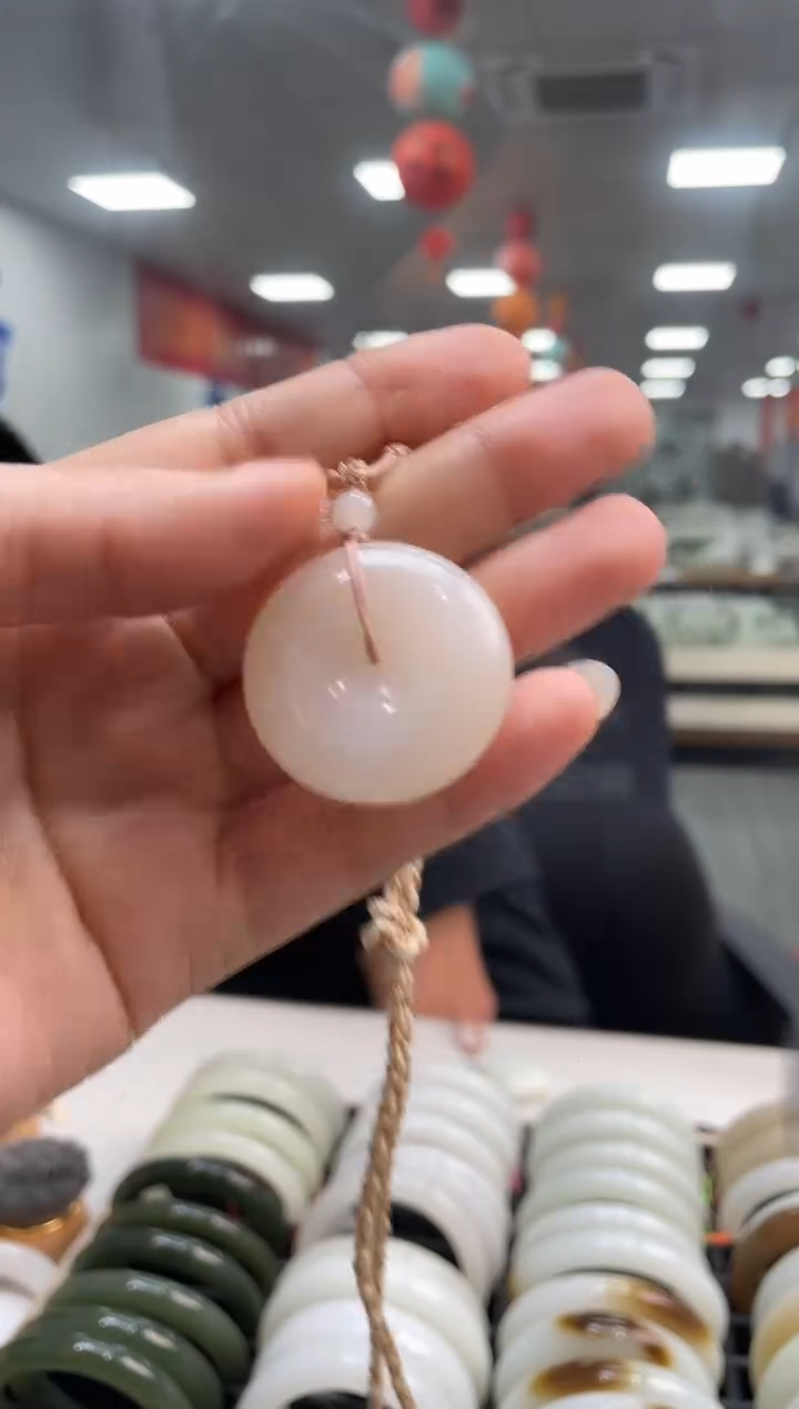 和田玉未镶嵌颈饰藕粉平安扣吊坠随机发一条