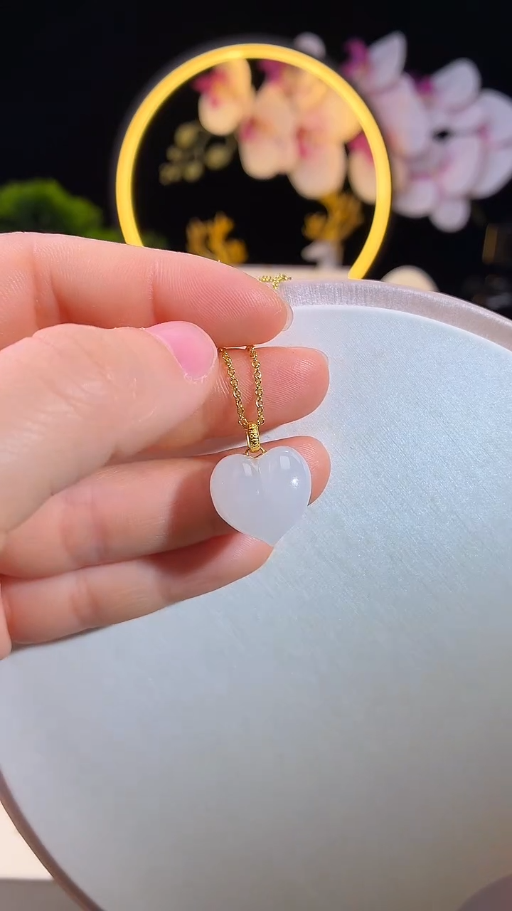 吊坠(赠链)18K金镶嵌和田玉白玉爱心