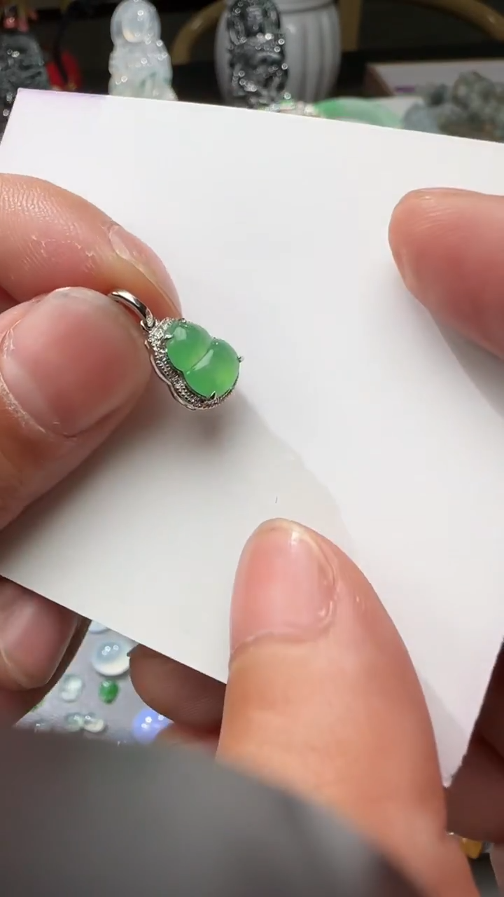 【闪购商品】翡翠颈饰18K金镶嵌小滴溜葫芦